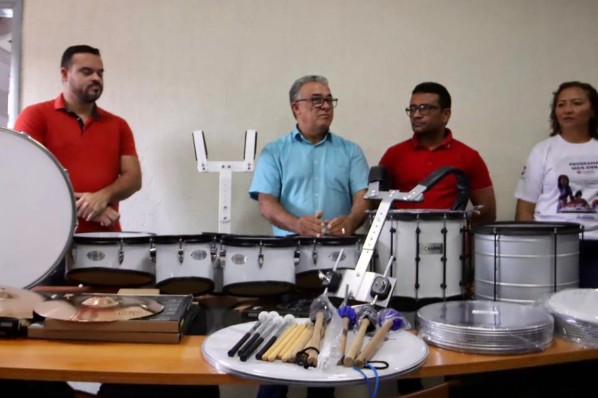 Prefeito Vilson Soares entrega novos instrumentos musicais para as fanfarras escolares de João...