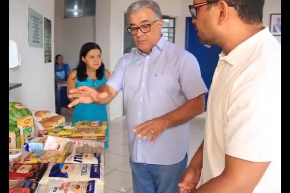 Mostra de alimentos da merenda escolar é acompanhada pelo prefeito Vilson Soares
